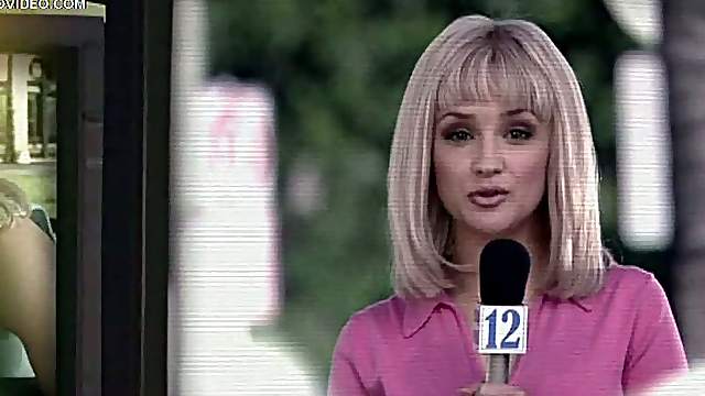 Leigh Cook Is a Sexy Journalist