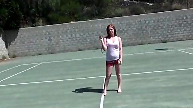 Sporty redhead hottie shows sexy tits outdoor