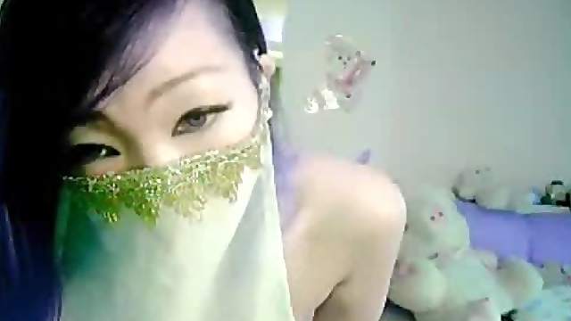 Asian Amateur Has Fun On Cam