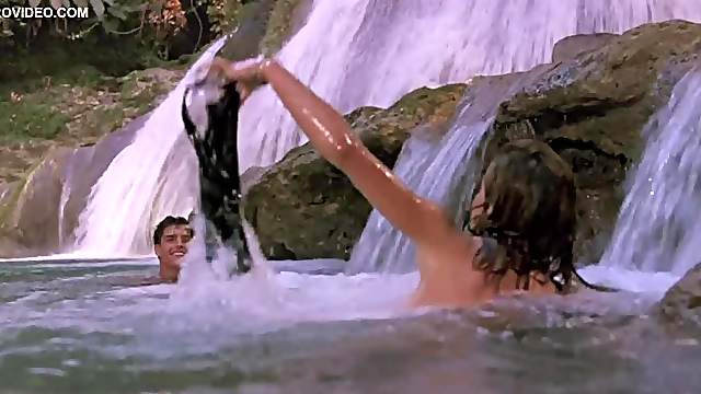 Busty Blonde Babe Elizabeth Shue Takes Off Her Swim Suit