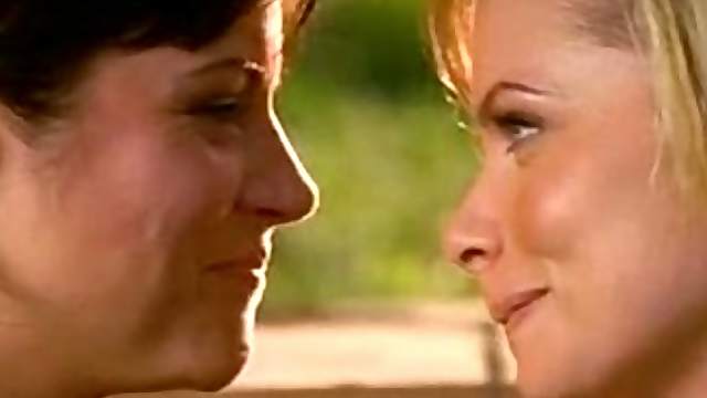 Jaime Pressly and Tiffani-Amber Thiessen Going Lesbian in the Hot Tub