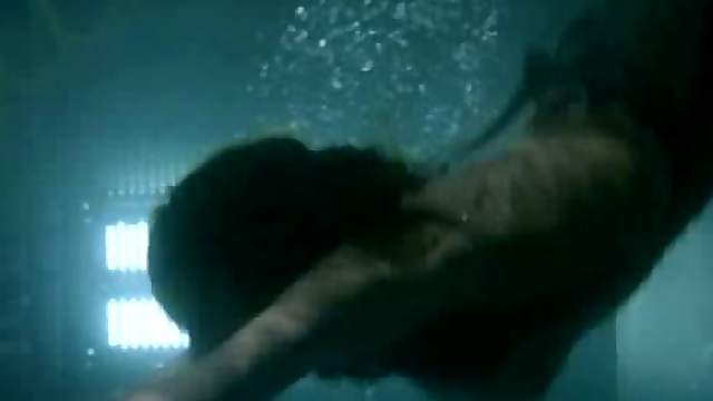 Hot Kari Wuhrer Swimming