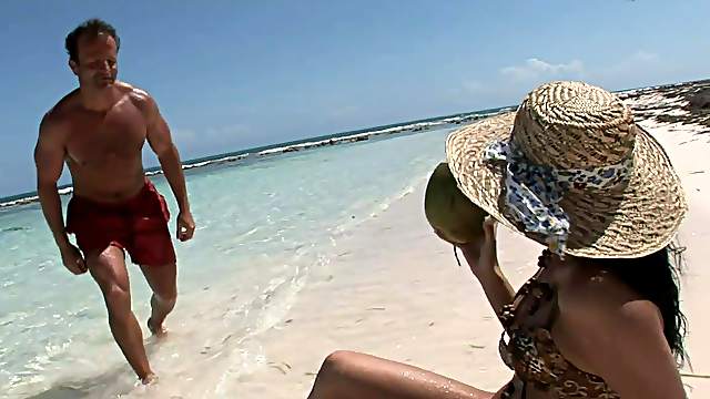 Perfectly hot babe Veronica is in love and full of sand