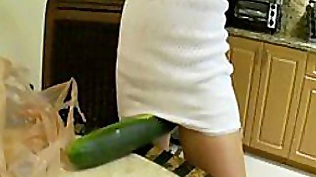 Amateur Teen Masturbating With Veggies