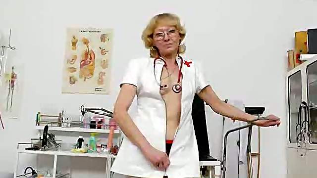 Older amateur mother clit pump games