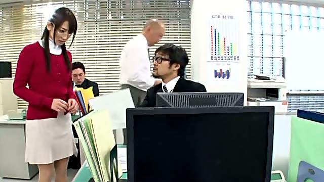 Quick blowjob in the office from Saki Kouzai
