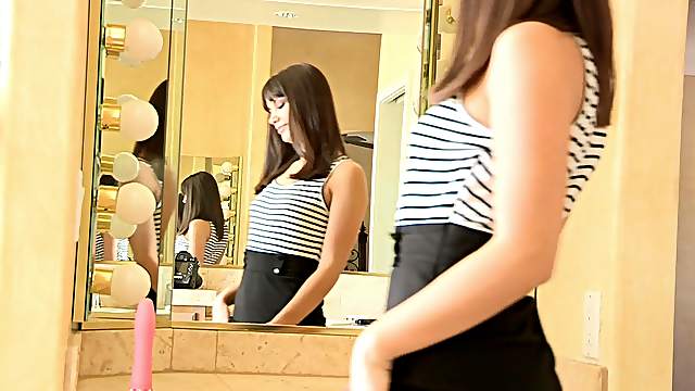 Gorgeous Cory Plays With A Toy In A Solo Model Clip