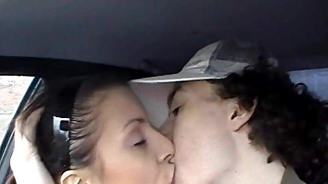 Horny teen blows her boyfriend while he drives