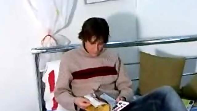 Nerdy homo masturbates his wang before going to bed