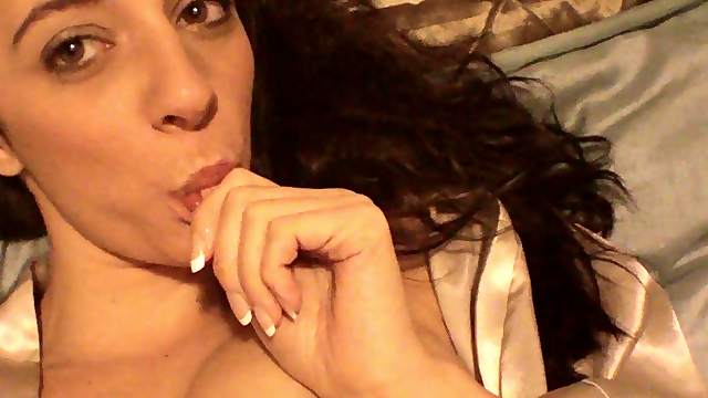 Homemade video of a sexy amateur girl rubbing her shaved pussy