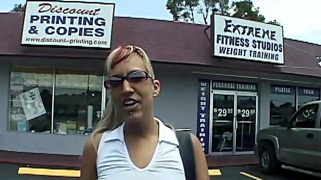 Horny amateur chick getting fucked and jizzed in the car