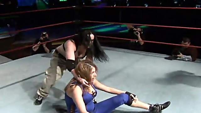 Palpitating sports women getting into alluring wrestling in reality shoot