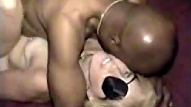 Bald black dude fucks a blonde bitch in the missionary pose
