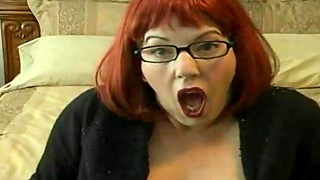 Redhead milf wearing glasses shows her bumhole for the cam