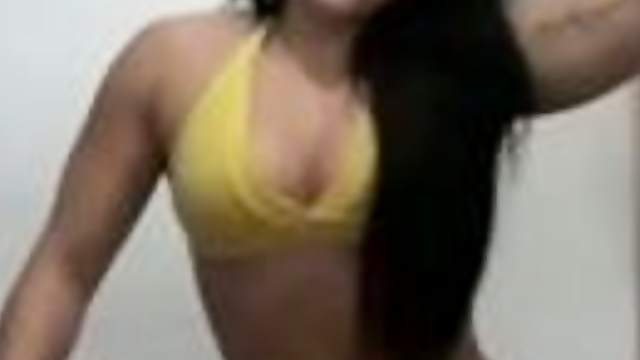 Amateur brunette shakes her awesome butt in webcam solo video