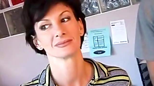 Short-haired brunette milf shows her cock-sucking skills