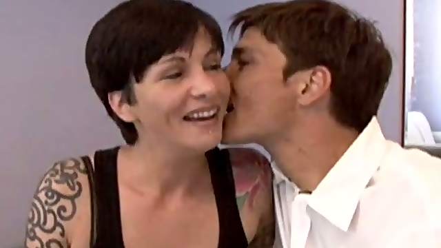 Tattoed amateur girlfriend sucks and fucks at home