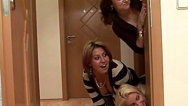 Partying babe enjoys fuck and suck in style