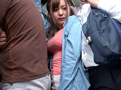 Горячая японская сучка сосет член и трахается в общественном туалете с парнем