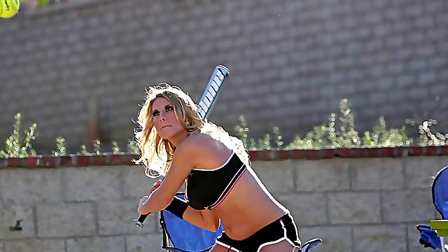 Sporty softball babe with great tits has joyous anal sex outdoors