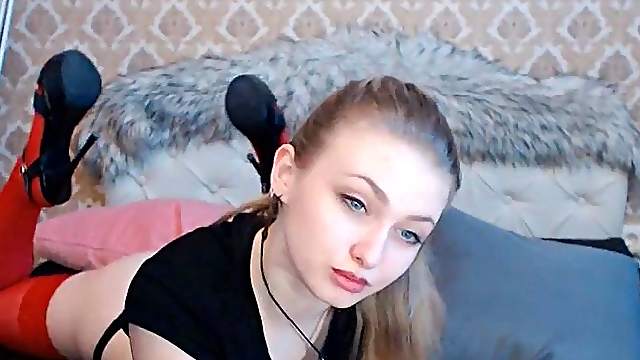 HOT College Babe Dildoing Her Pussy On Cam