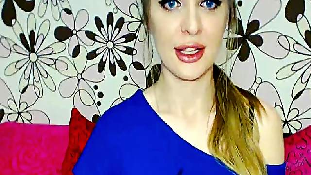 College Cam Babe Fingering her Pussy