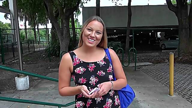 Everyday girl ends up fucking in the back seat of a car
