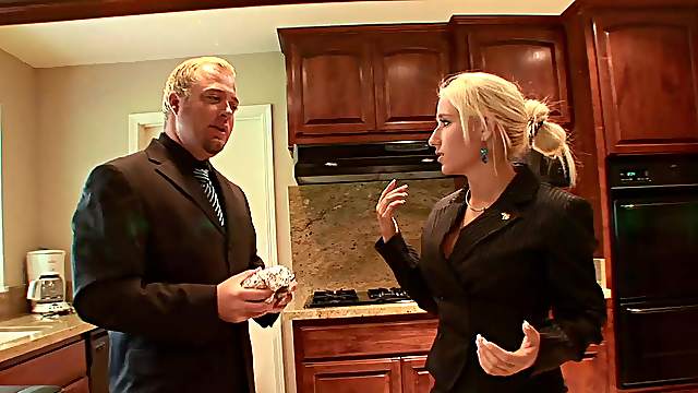 Businessman is happy to make Sammie Spades's pussy pulsate