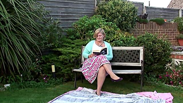 Backyard pounding experience for the short-haired housewife