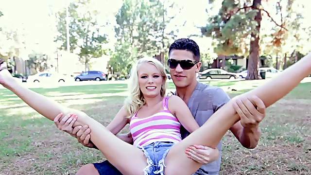Blonde in short loves getting fucked hardcore after workout