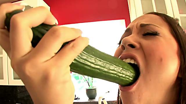 Food fetish babe displaying her nice ass before having a superb deepthroat smashing