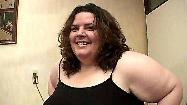 Eatable mature BBW awarding her horny guy with blowjob