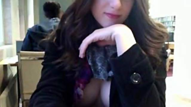 Hottie flash her tits in the cafe