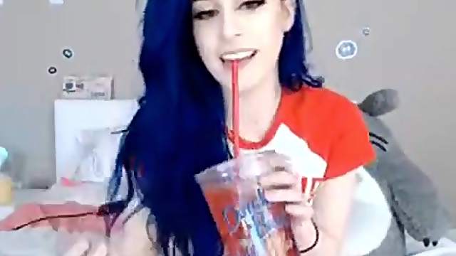 Pretty camgirl brunette pretty orgasms using her sologirl toy