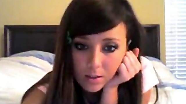 Gorgeous webcam teen shows perfect body