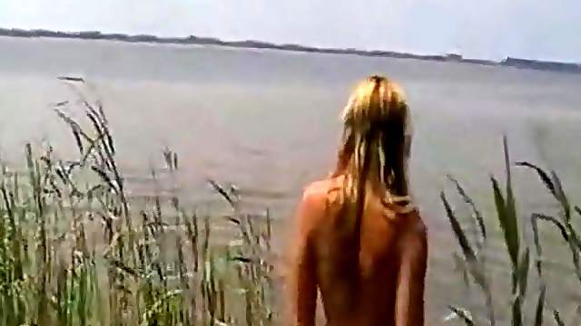 Tight hottie naughty in the water