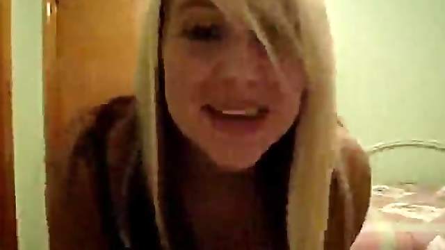 Blonde Chick Gets Some Webcam Fun in an Amazing Video