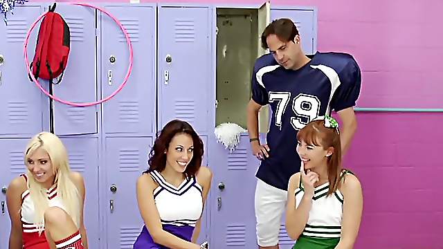 Jaelyn Fox has a bunch of cheerleading girlfriends that are all done