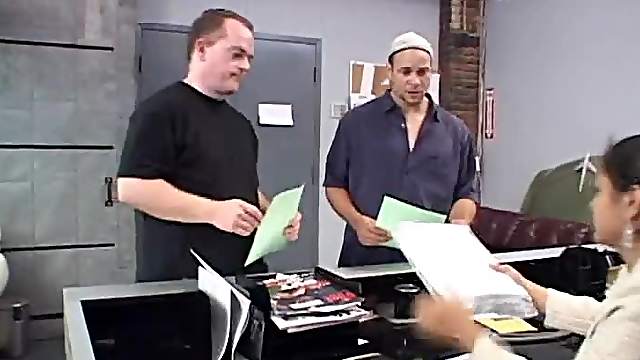 Stunning Keymore Cash sucks big dick and licks the balls