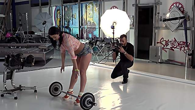 Sporty Daniella Margot and Jessica Lincoln share a cock at the gym