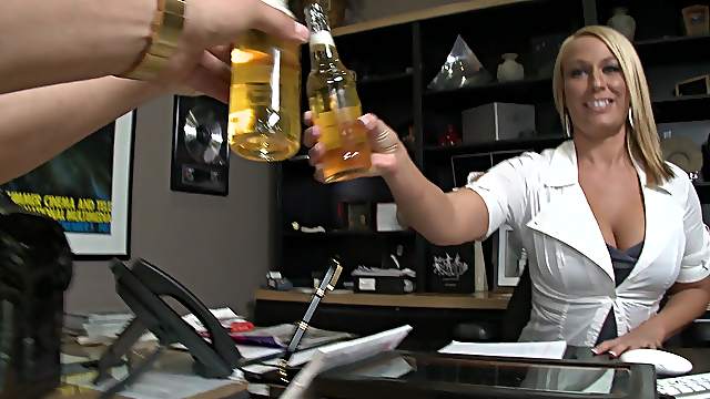 Mellanie Monroe wants to fuck with her horny friend in the office