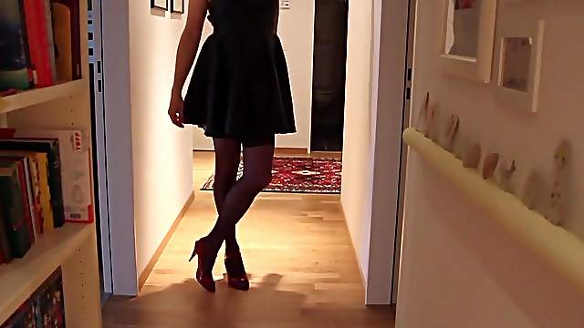 Dressed in Leather skirt and red high heels, play till cum