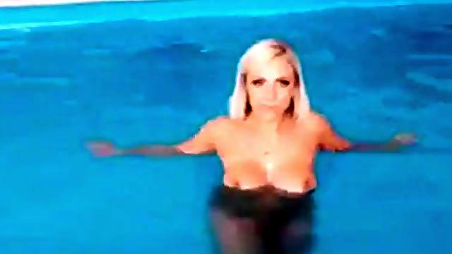 Schneller geiler Pool Blowjob von meiner Freundin