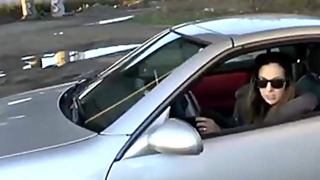 Billige Schnalle draussen auf dem Benz durchgerammelt!
