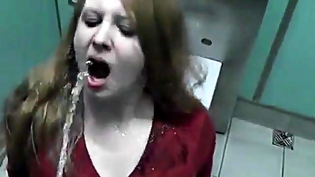 Rothaarige Freundin trinkt Urin in einer öffentlichen Toilette