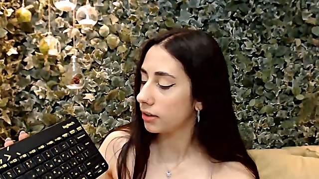 Hot Brazilian Babe plays and fucks her toy on cam.