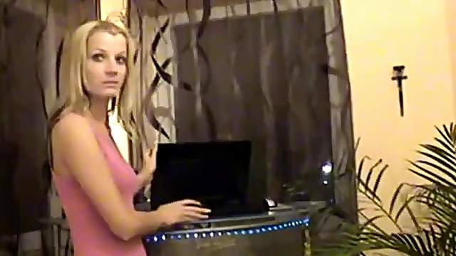 Hausfrau housewife hebt den anal Gerichtsvollzieher