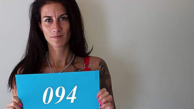 Tattooed Czech cougar on sex casting