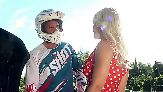 Outdoors video of quickie sex between a motocross rider and Rossella