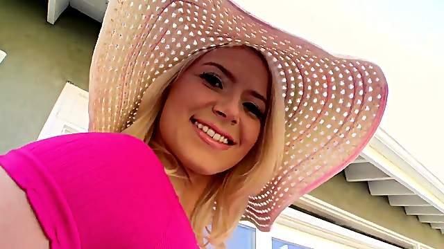 Nothing can please Anikka Albrite as drooling on a fat pecker